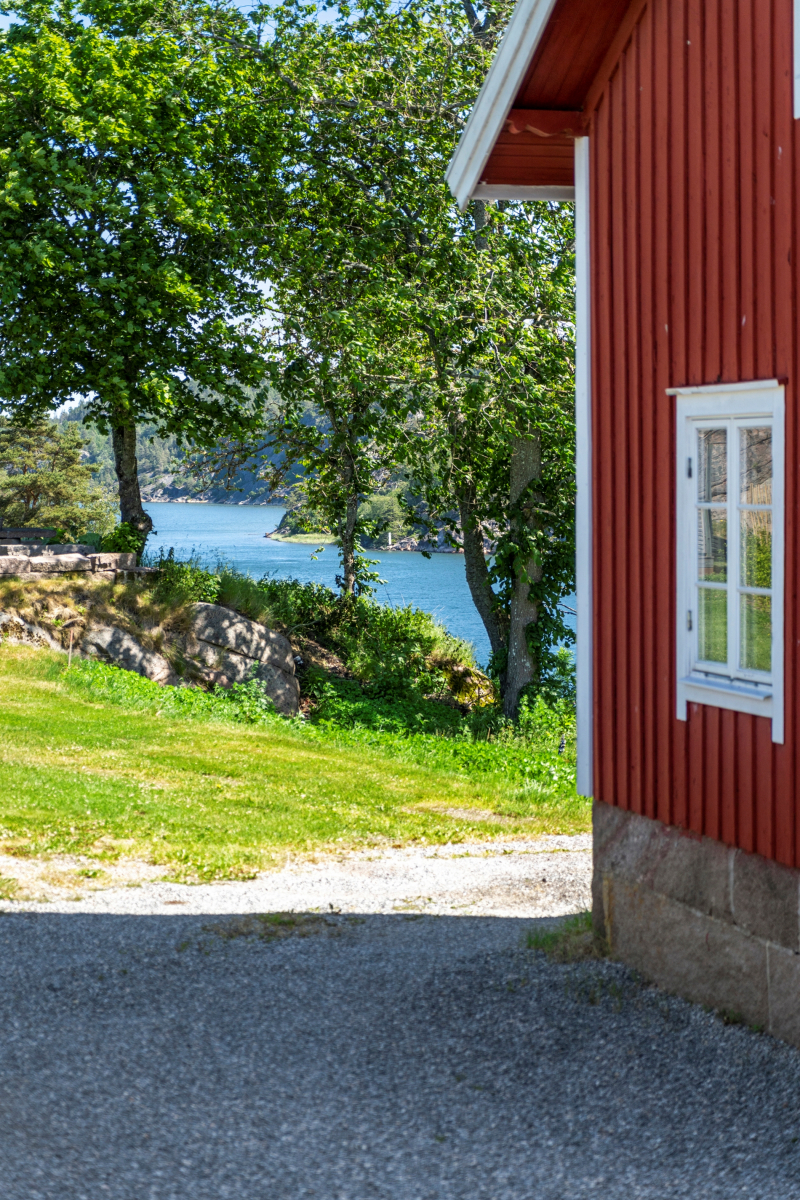 Gårdsfastighet längs med Åbyfjorden